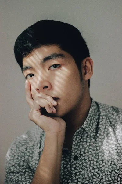 턱밑에 배경에 생각하는 아시아 남성의 — 스톡 사진