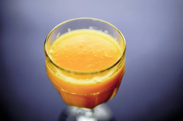 Gros plan d'un jus d'orange dans un verre — Photo
