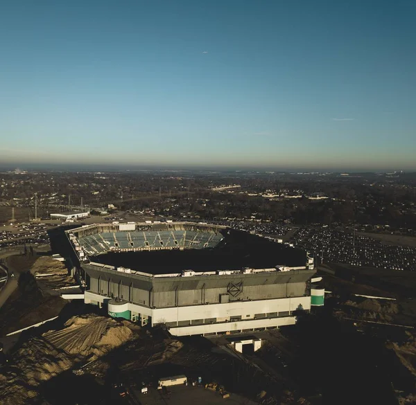 Letecký Snímek Města Stadionem Obklopeného Silnicemi Zelení Rozmazaným Pozadím — Stock fotografie