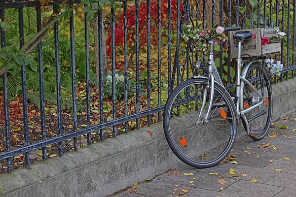 Fahrrad auf der Straße, umgeben von Zäunen und Grün - ein cooles Bild für Tapeten — Stockfoto