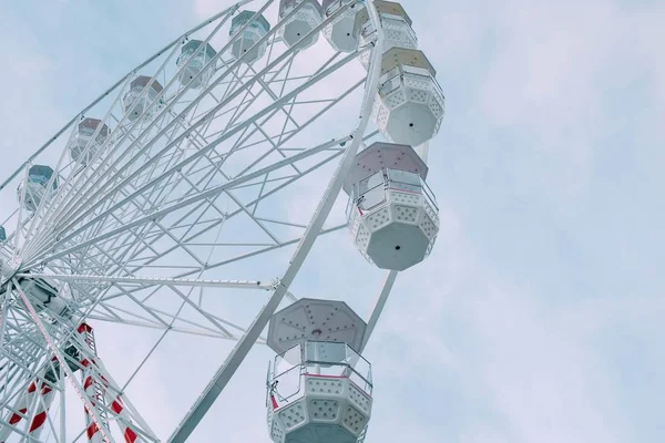 Нижній кут огляду каруселі Ferris Wheel протягом дня під блакитним небом. — стокове фото