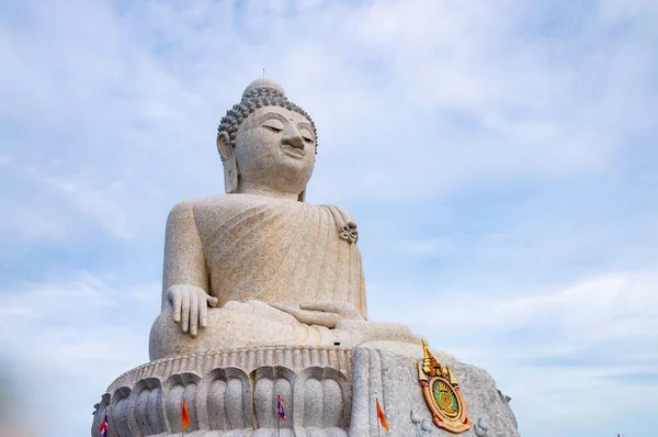 Flachbild des historischen Wahrzeichens namens Big Buddha auf der thailändischen Insel Phuket — Stockfoto