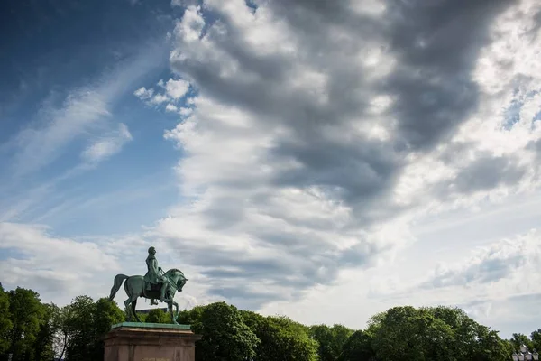 Monumento di Alfonso XII nel Parco del Retiro sotto un cielo nuvoloso a Madrid — Foto Stock