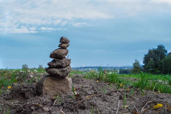 Стек каменів на грязьовому пагорбі концепція стабільності бізнесу — стокове фото