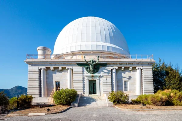 Nice's observatory in France with a beautiful tree garden under the beautiful clear sky — Stock Photo, Image