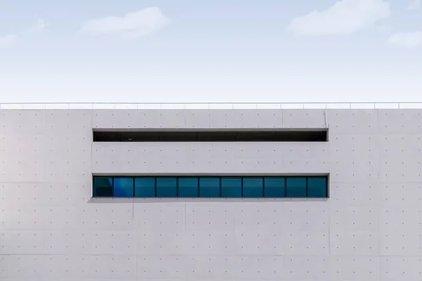 Nízký úhel záběru budovy z bílého betonu pod modrou oblohou — Stock fotografie