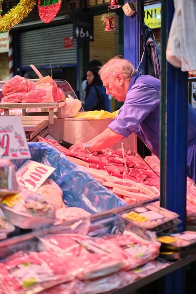 Leeds Market Butcher Arbetar — Stockfoto