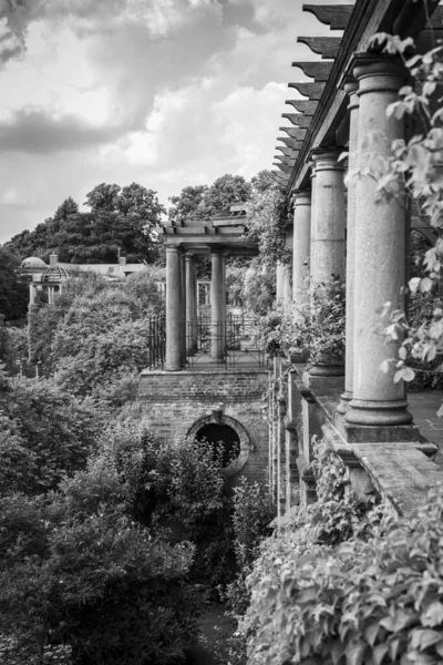 Colonnade Monochrome Entourée Arbres — Photo