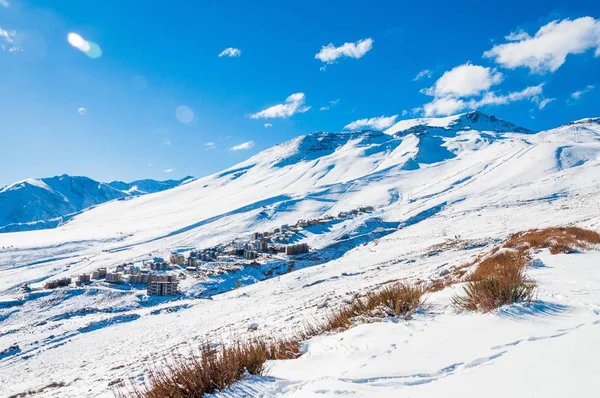 Красивый Снимок Низкого Угла Захватывающего Пейзажа Покрытого Снегом Андах Кордильо — стоковое фото