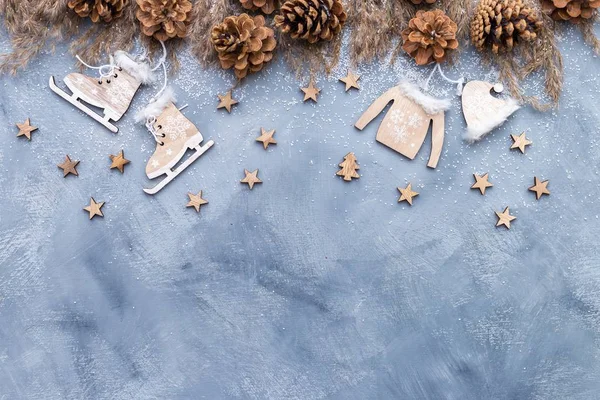 松の星とクリスマスの装飾が施された青いテーブル-休日の装飾のためのアイデア — ストック写真