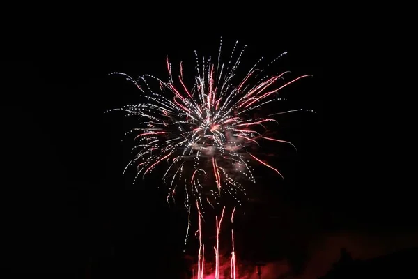 Schöne Aufnahme von Feuerwerk, das in den Nachthimmel platzt und eine festliche Atmosphäre verbreitet — Stockfoto
