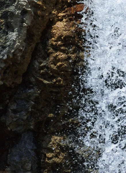 Eine Vertikale Nahaufnahme Des Wasserfall Sopot Auf Den Felsen Istrien — Stockfoto