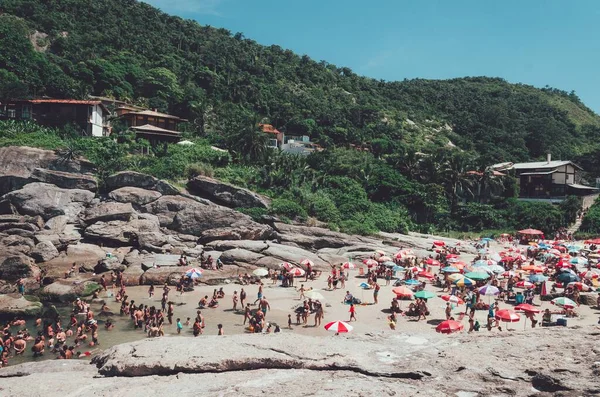 Busy beach during summer in Rio de Janeiro — Stock Photo, Image