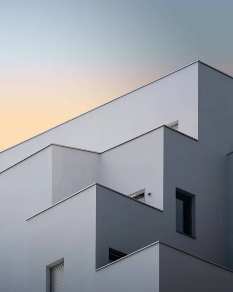 Tiro vertical de baixo ângulo de um edifício de concreto branco capturado em Massy, França — Fotografia de Stock