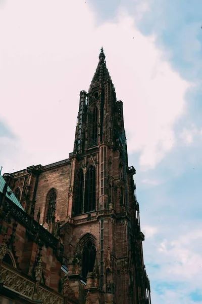 Verticale lage hoek opname van Notre Dame kathedraal gevangen genomen in Straatsburg, Frankrijk — Stockfoto
