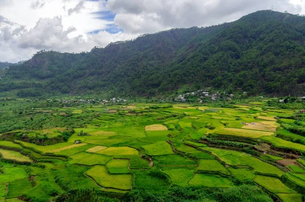 Foto aérea de un hermoso paisaje verde con altas montañas en Sagada, Filipinas — Foto de Stock