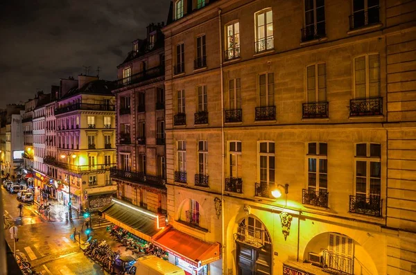 Paris Bir Mahalle Manzarası Gece Boyunca Bulutlu Bir Gökyüzünün Altında — Stok fotoğraf