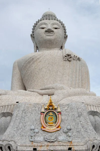 Vertikale Nahaufnahme der historischen antiken Statue namens Big Buddha auf der Insel Phuket in Thailand — Stockfoto