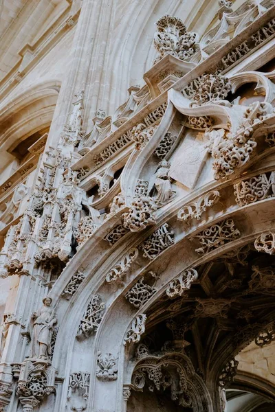 Vertical Low Angle Shot Statues Arch Shaped Entrance Beautiful Old — 스톡 사진