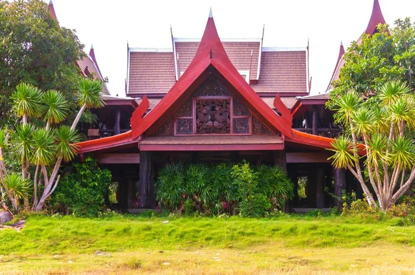 Niski Kąt Ujęcia Domu Środku Zielonej Scenerii Nang Krabi Tajlandia — Zdjęcie stockowe