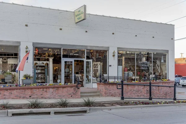 Vista da entrada e das janelas de uma loja de antiguidades capturada em McKinney, Texas, Estados Unidos — Fotografia de Stock