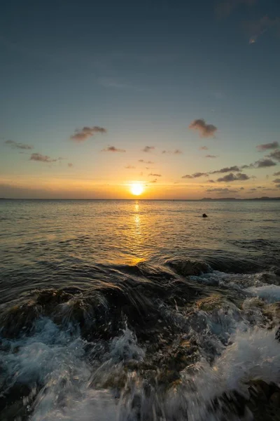 Una Toma Vertical Impresionante Puesta Sol Que Refleja Océano Bonaire — Foto de Stock