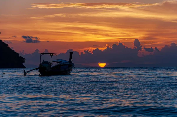 Loď plující v oceánu během úchvatného západu slunce na ostrově Koh Phi Phi, Thajsko — Stock fotografie