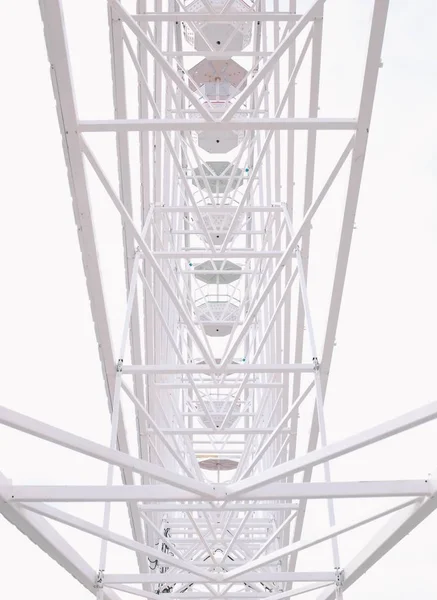 Nahaufnahme des Riesenrad-Karussells während einer Fahrt mit einem schönen weißen Hintergrund — Stockfoto