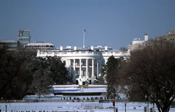 Witte Huis oostelijke gevel in de sneeuw — Stockfoto