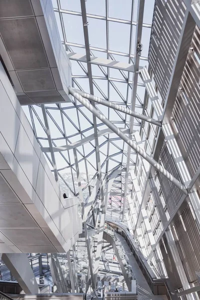 Geometrik beyaz bir binanın iç kısmının dikey görüntüsü — Stok fotoğraf