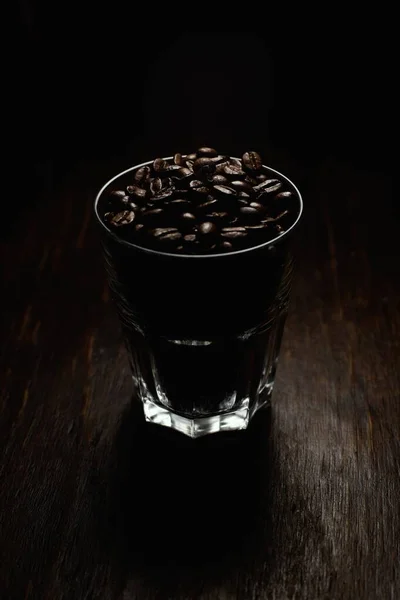 Colpo Verticale Una Tazza Vetro Riempito Con Chicchi Caffè Una — Foto Stock