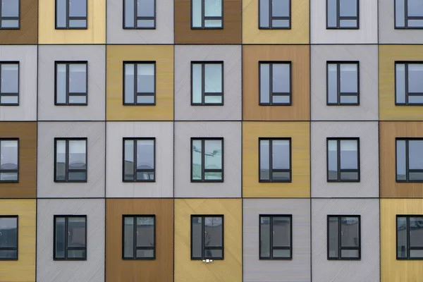Schöne Holzfassade eines modernen Gebäudes, das den Himmel reflektiert — Stockfoto