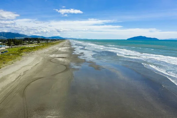 Yeni Zelanda 'da gökyüzüne dokunan tropik Otaki plajı — Stok fotoğraf
