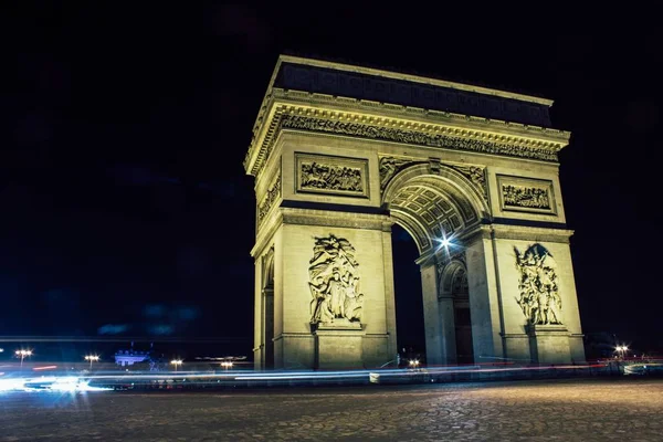 Niski kąt ujęcia słynnego Łuku Triumfalnego w Paryżu, Francja — Zdjęcie stockowe