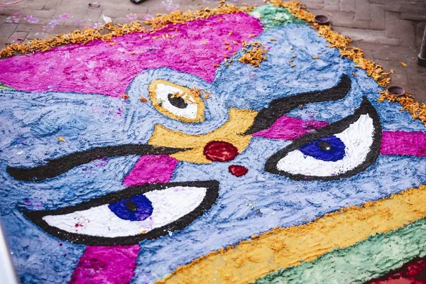 Desenho colorido no chão dentro de um templo budista no Nepal — Fotografia de Stock