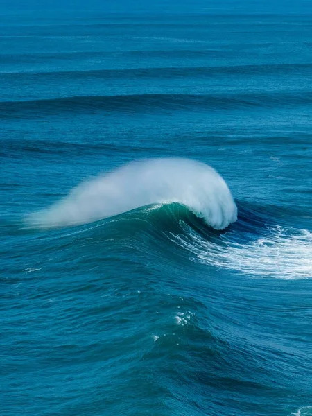 Tiro vertical de las olas espumosas del Océano Atlántico cerca del municipio nazarí en Portugal — Foto de Stock