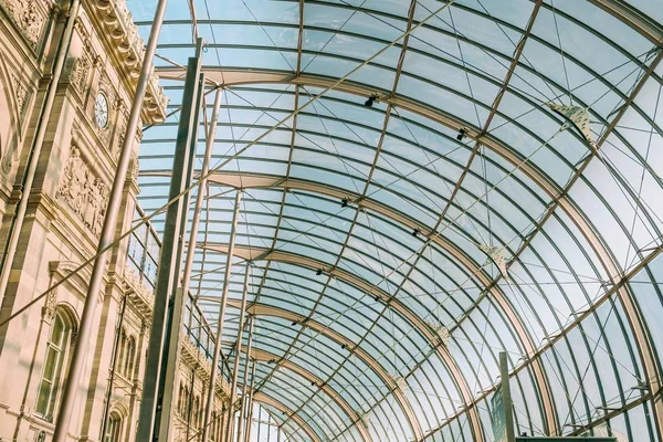 Baixo ângulo tiro de um teto de vidro com texturas interessantes dentro de um edifício histórico de concreto — Fotografia de Stock