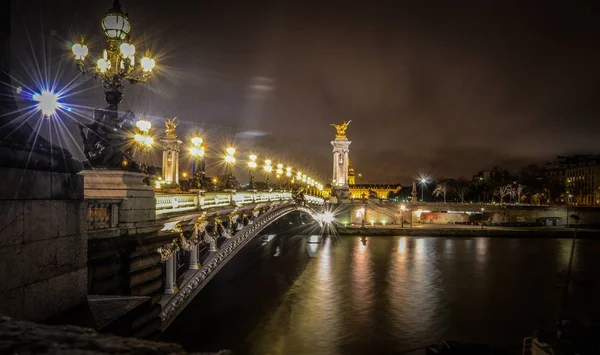 Bela vista da ponte sobre o Rio Sena capturada à noite em Paris, França — Fotografia de Stock