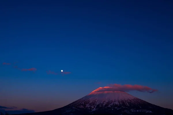 Impresionante Paisaje Nocturno Con Montaña Mezclándose Con Las Nubes — Foto de Stock