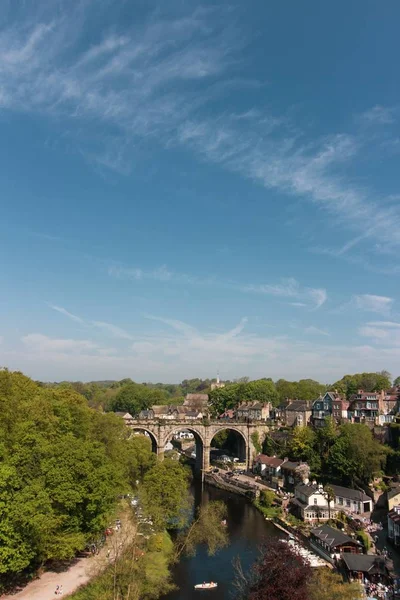 Puente en Knaresbrough en un día soleado caliente — Foto de Stock