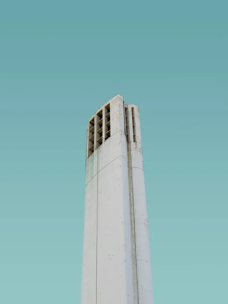 Vertical low angle shot of a concrete structure under the blue sky — Stock Photo, Image