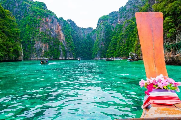 Vue en angle bas d'une formation rocheuse interagissant avec l'eau propre de l'océan dans l'île de Koh Phi Phi — Photo