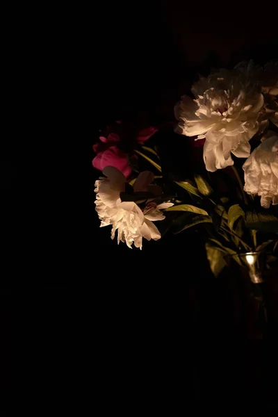 Pionowe Ujęcie Pięknego Bukietu Kwiatów Różowymi Białymi Kwiatami Czarnym Tle — Zdjęcie stockowe