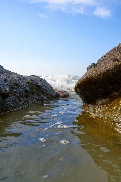 Una Gran Cantidad Formaciones Rocosas Cerca Del Mar Con Las — Foto de Stock