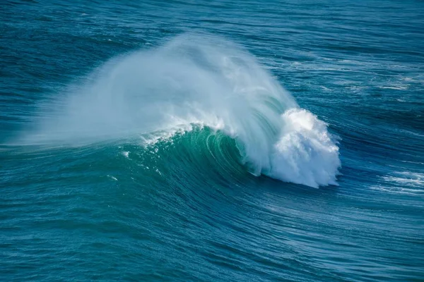 Сёрферы Плавающие Атлантическом Океане Недалеко Муниципалитета Назаре Португалии — стоковое фото