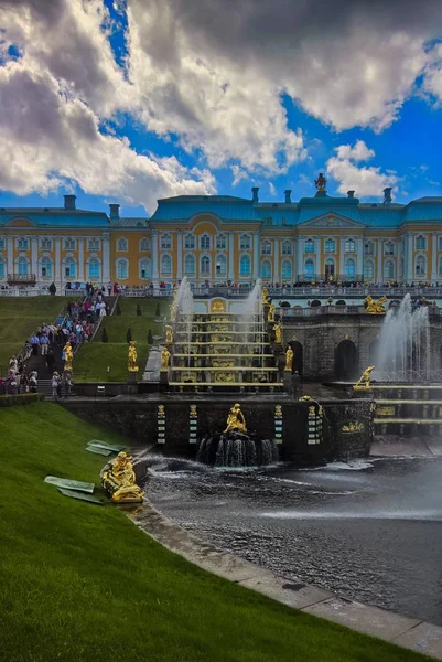 Κάθετη λήψη από τις βρύσες και το παλάτι στο Peterhof Palace στην Αγία Πετρούπολη, Ρωσία — Φωτογραφία Αρχείου