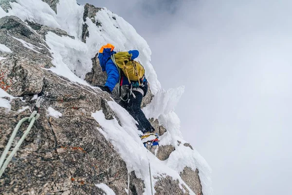 Bergsteiger besteigt die schneebedeckten Alpen im Montblanc-Massiv — Stockfoto