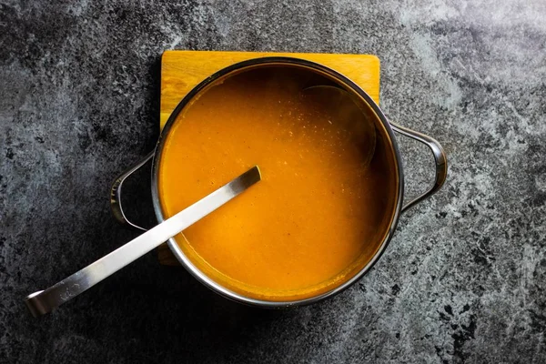 Plan Angle Élevé Délicieuse Soupe Citrouille Dans Une Chaudière Métal — Photo