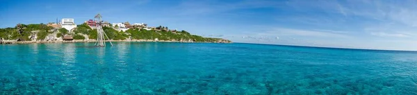 Panorama Une Île Couverte Bâtiments Verdure Entourée Par Mer Sous — Photo