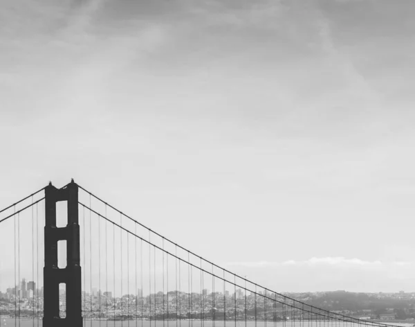 Uno Scatto Scala Grigi Del Golden Gate Bridge Sotto Nuvole — Foto Stock